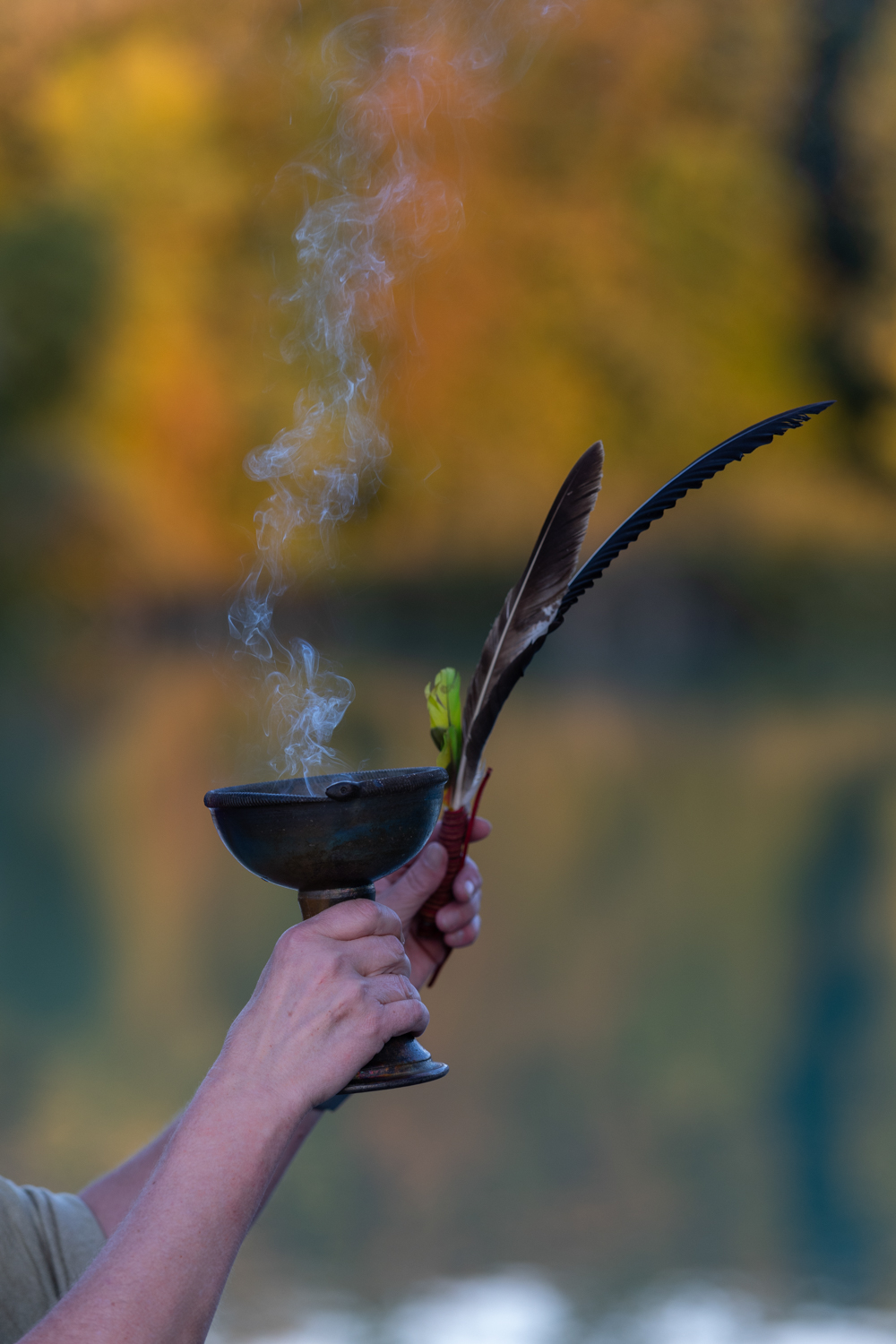 Anke.Teichert-001 Räucherschale mit Federn