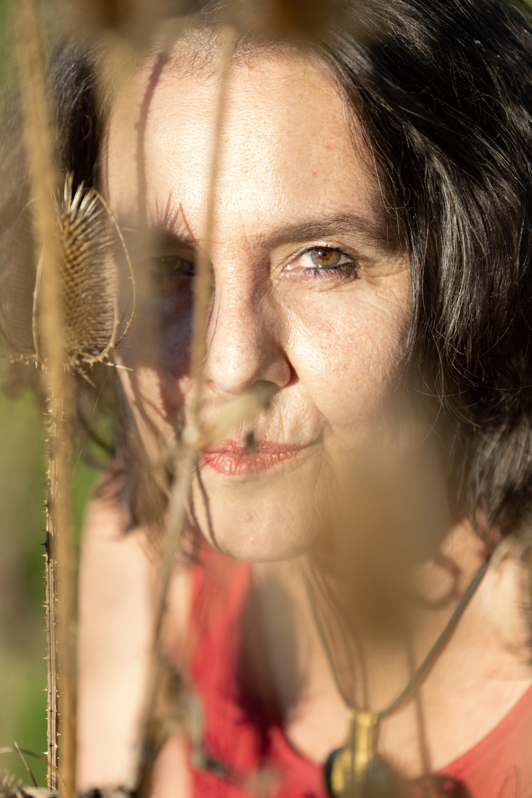 Anke Teichert, ein Auge ist von einer wilden Karde verdeckt.